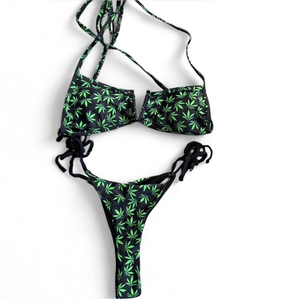 All over Leaf Print Halter Bikini Set